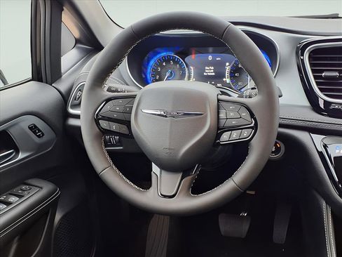 New 2026 Chrysler Pacifica Limited image 11