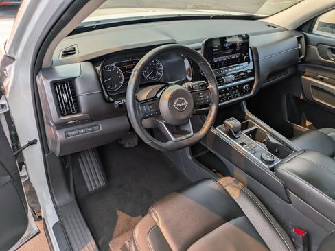 Used 2023 Nissan Pathfinder SL AWD/4WD image 16