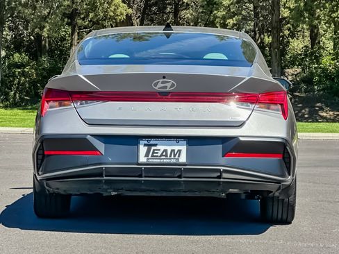Used 2025 Hyundai Elantra Limited FWD image 5
