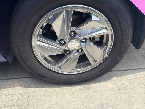 Certified 2025 Hyundai Elantra SE FWD image 18