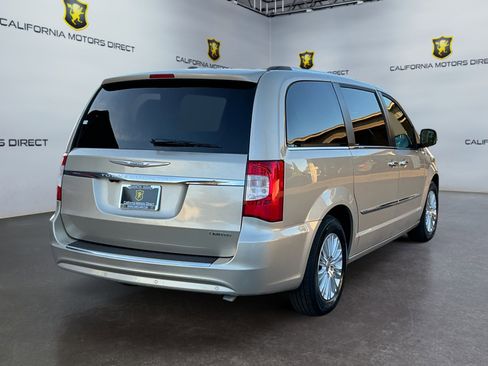 Used 2016 Chrysler Town & Country Limited image 5