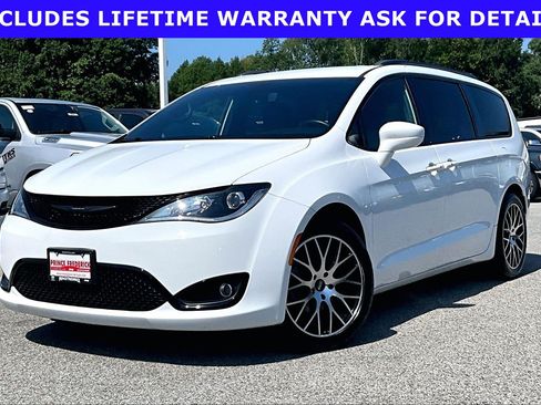 Used 2020 Chrysler Pacifica Touring-L w/ S Appearance Package FWD image 3