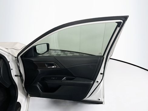 Used 2017 Honda Accord Sport image 29