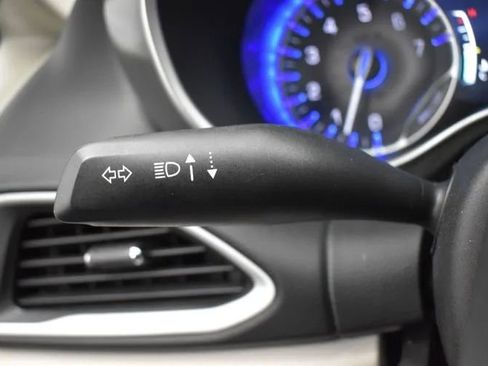 Used 2023 Chrysler Pacifica Touring-L FWD image 25