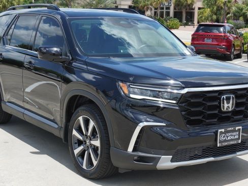 Used 2025 Honda Pilot Touring image 3