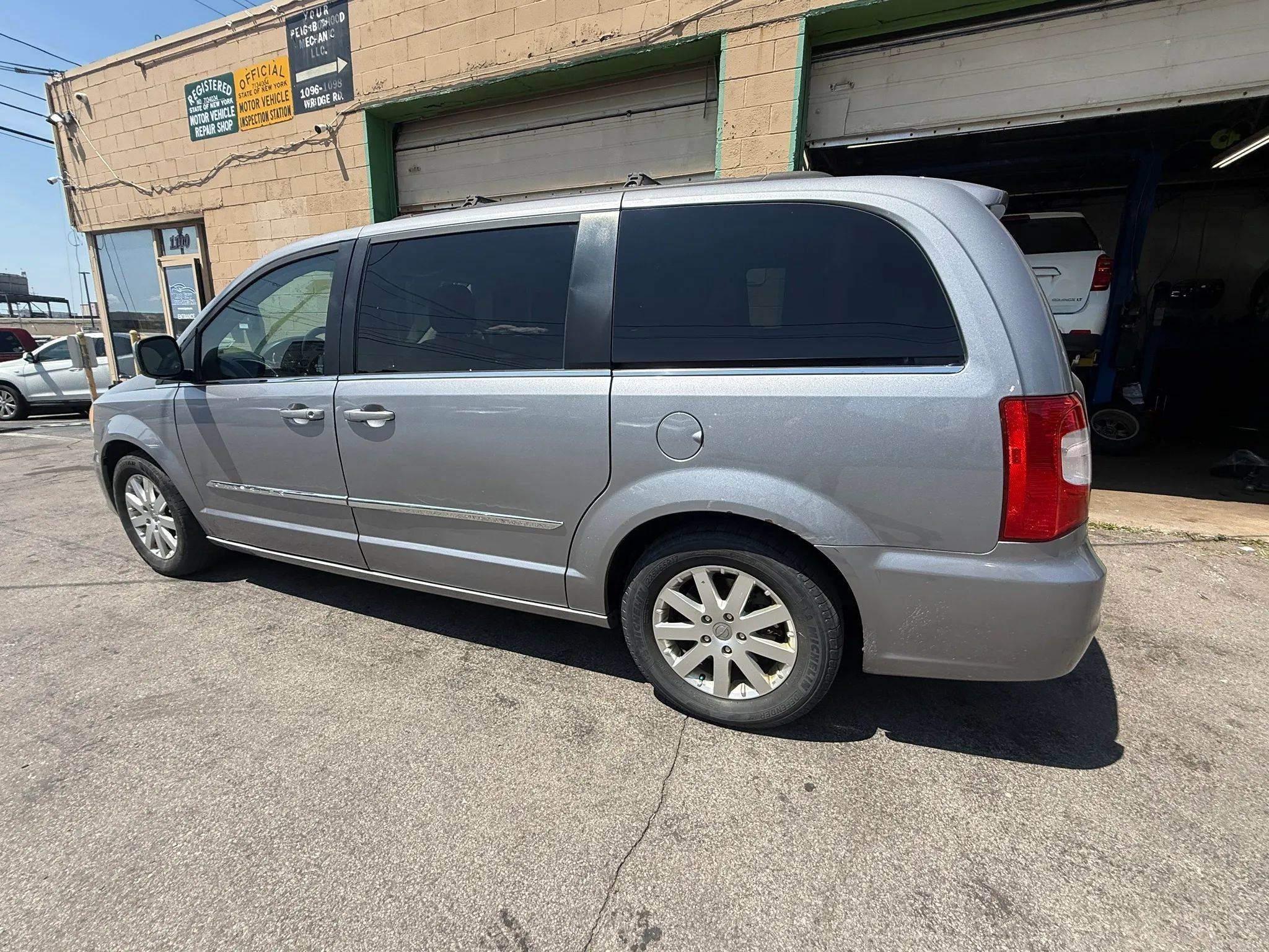 Used 2015 Chrysler Town & Country Touring FWD image 4