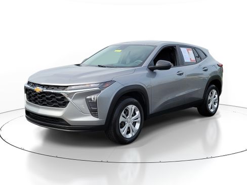 Used 2024 Chevrolet Trax LS w/ Driver Confidence Package FWD image 2