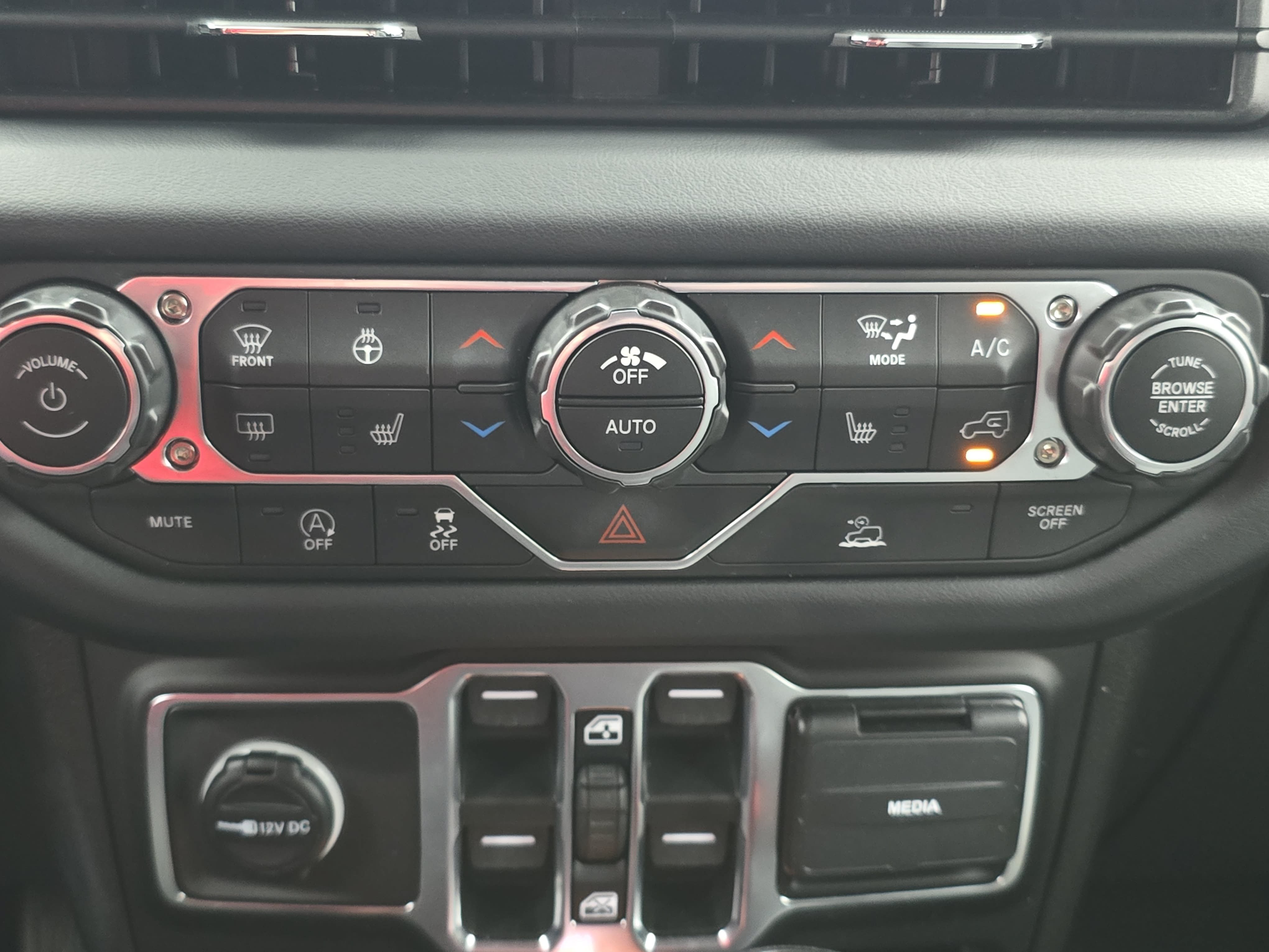 Used 2026 Jeep Wrangler Unlimited Sahara AWD/4WD image 22