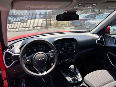 Used 2025 Kia Soul LX w/ LX Technology Package FWD image 33