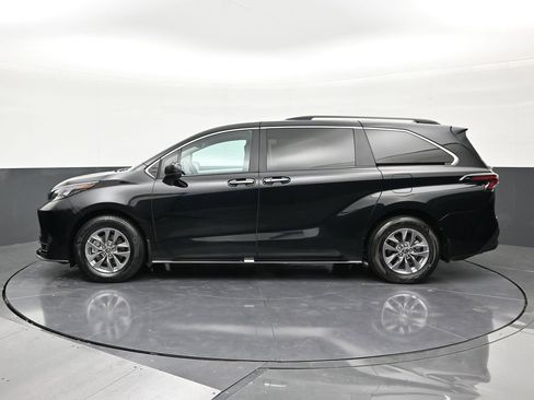 Used 2025 Toyota Sienna XLE w/ XLE Plus Package FWD image 34