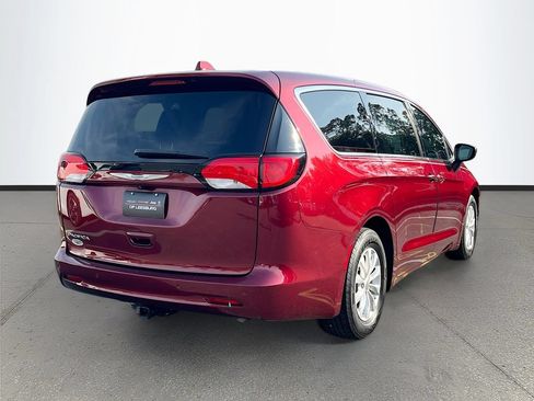 Used 2017 Chrysler Pacifica Touring w/ Tire & Wheel Group FWD image 7