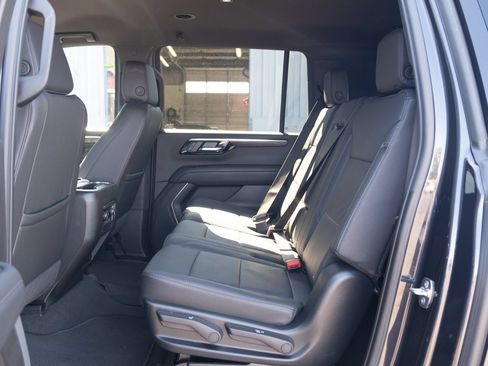 Used 2025 Chevrolet Suburban Z71 AWD/4WD image 17