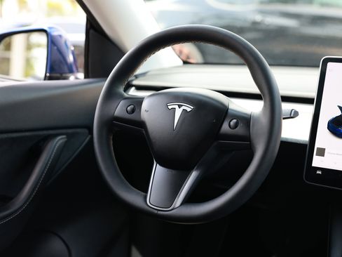 Used 2021 Tesla Model Y Long Range AWD/4WD image 32