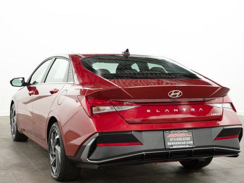 Used 2025 Hyundai Elantra Limited image 12