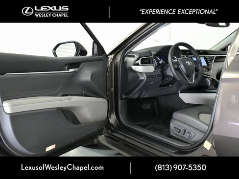 Used 2018 Toyota Camry XLE image 17