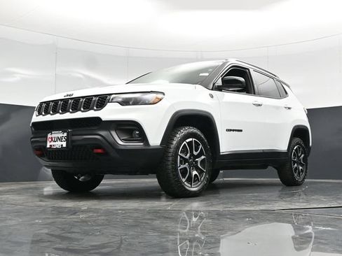 Used 2025 Jeep Compass Trailhawk AWD/4WD image 57