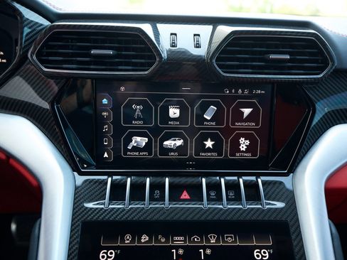 Used 2022 Lamborghini Urus AWD/4WD image 22
