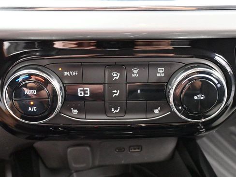 Used 2024 Chevrolet Trax LT w/ Sunroof Package FWD image 22