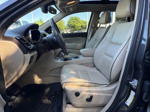 Used 2019 Jeep Grand Cherokee Overland AWD/4WD image 15