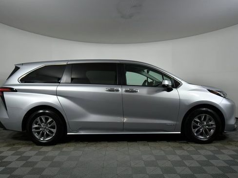 Used 2021 Toyota Sienna XLE image 15