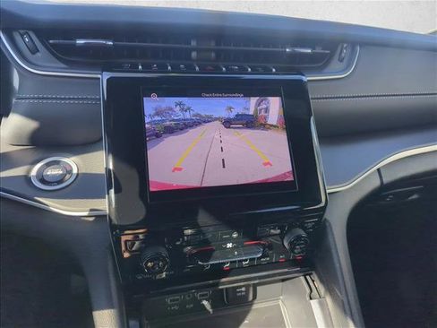 New 2025 Jeep Grand Cherokee Altitude image 10