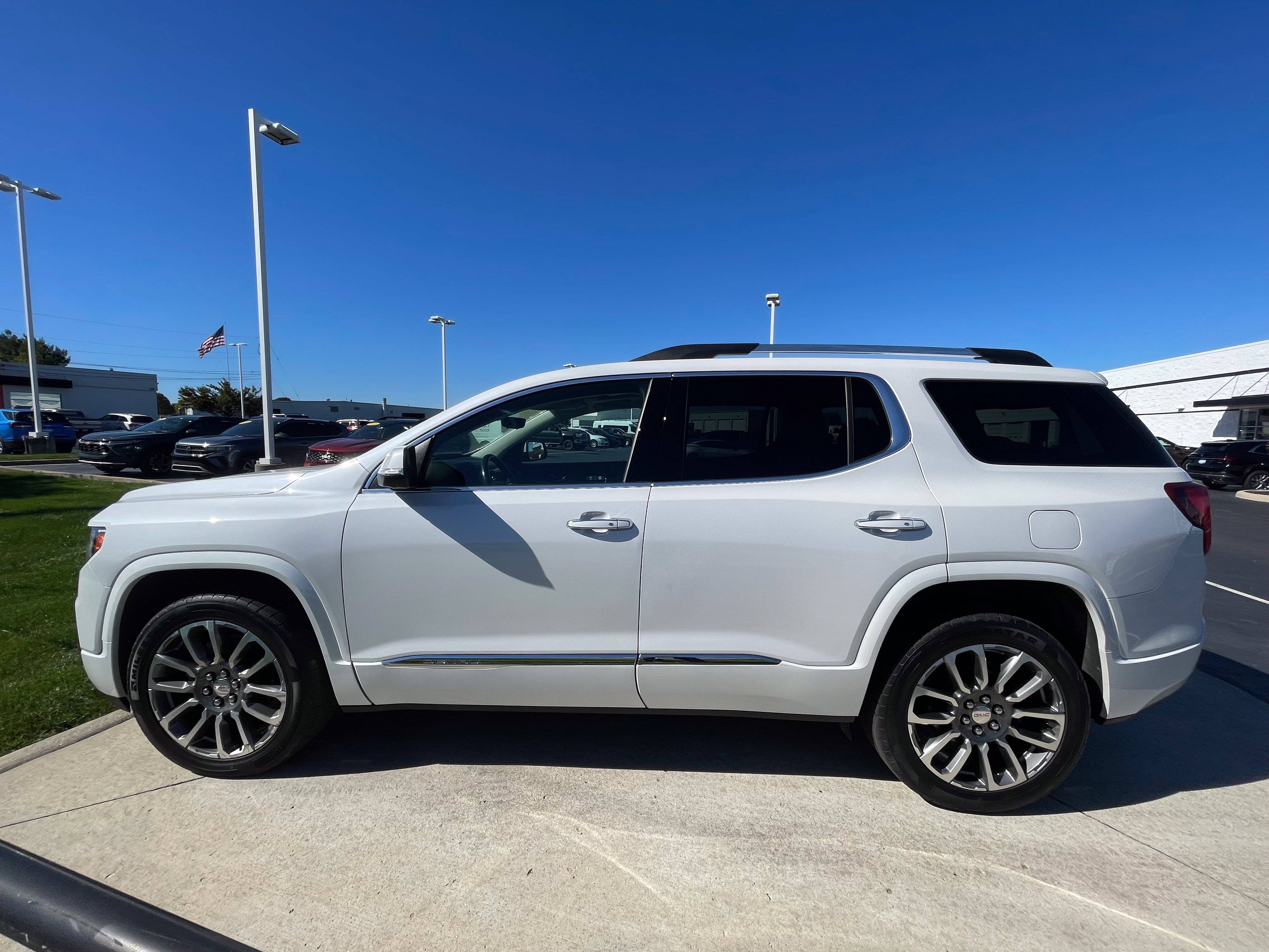 Used 2022 GMC Acadia Denali w/ Denali Ultimate Package FWD image 4