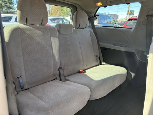 Used 2016 Toyota Sienna LE FWD image 19