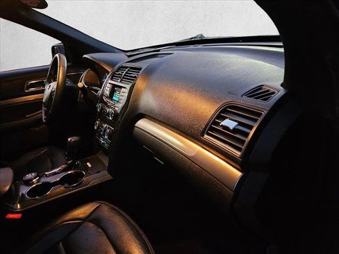 Used 2018 Ford Explorer XLT image 21