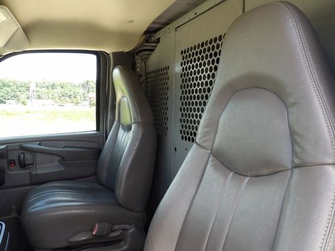 Used 2008 Chevrolet Express 1500 AWD image 9