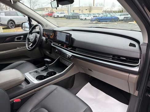 Used 2025 Kia Carnival FWD image 13