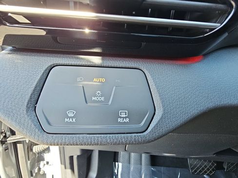 Certified 2024 Volkswagen ID.4 2WD image 25