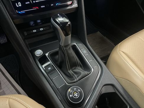 Used 2024 Volkswagen Tiguan SE AWD/4WD image 9