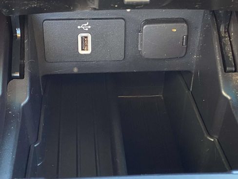 Used 2019 Ford Explorer XLT w/ Equipment Group 202A AWD/4WD image 32