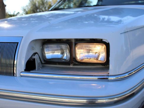 Used 1993 Chrysler New Yorker Fifth Avenue FWD image 29
