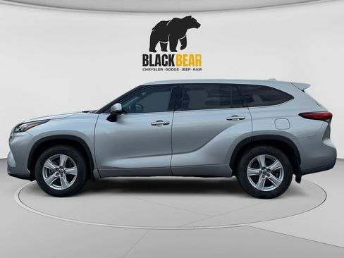 Used 2020 Toyota Highlander LE AWD/4WD image 6