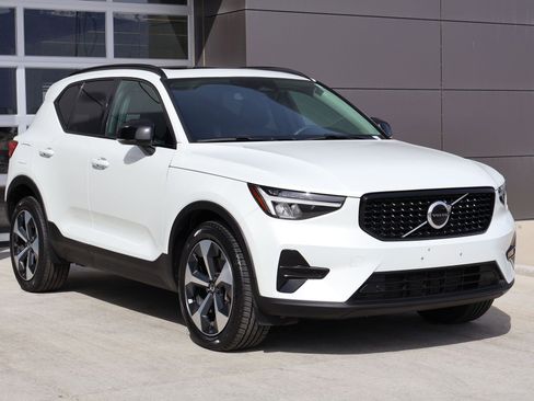 Used 2024 Volvo XC40 B5 Core image 3
