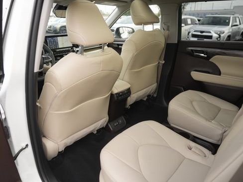 Used 2022 Toyota Highlander Platinum image 12