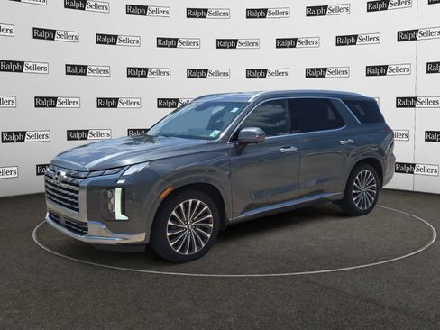 Used 2023 Hyundai Palisade Calligraphy FWD image 2