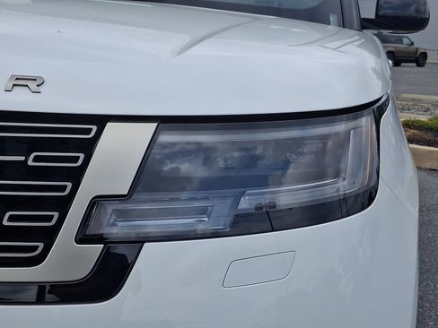 Used 2025 Land Rover Range Rover SE AWD/4WD image 9