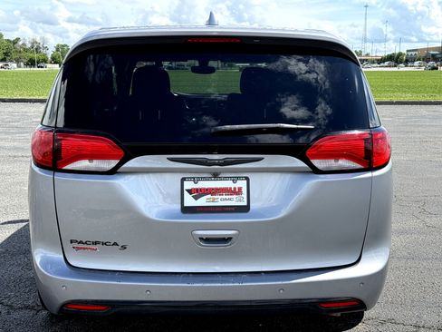 Used 2018 Chrysler Pacifica Touring Plus w/ S Appearance Package FWD image 4