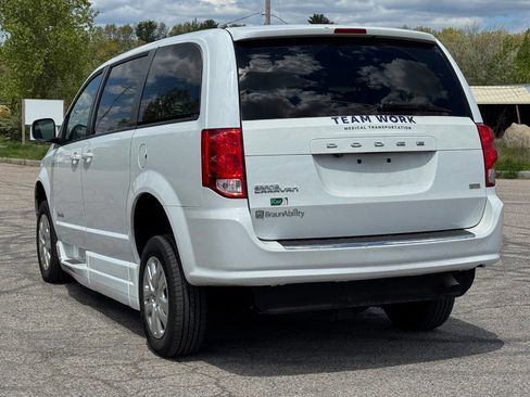 Used 2018 Dodge Grand Caravan SE FWD image 3
