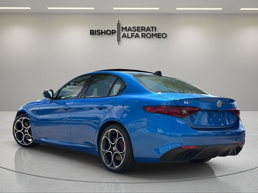 Used 2023 Alfa Romeo Giulia Veloce RWD image 3