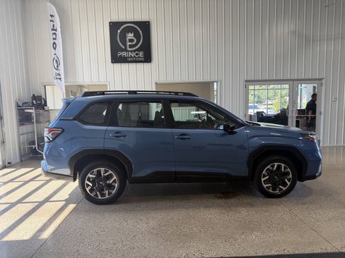 Used 2025 Subaru Forester AWD/4WD image 7