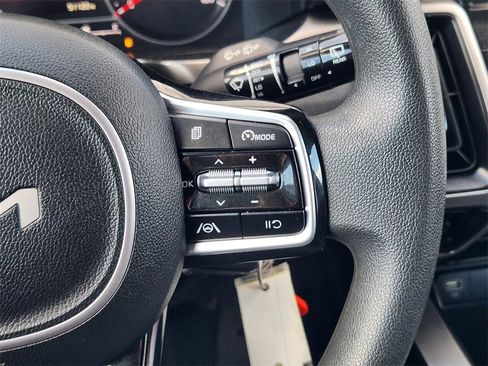 Used 2022 Kia Sorento LX image 16