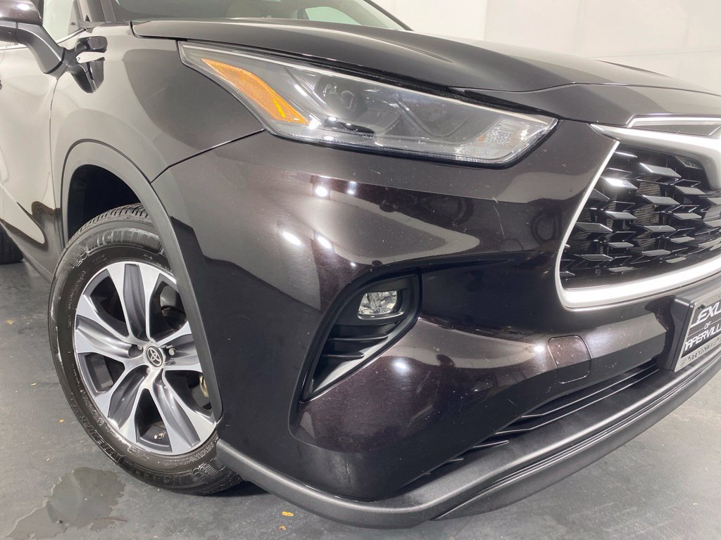 Used 2022 Toyota Highlander XLE AWD/4WD image 4