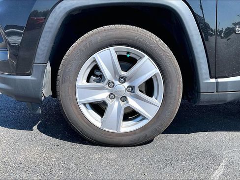 Used 2022 Jeep Compass Latitude w/ Sun and Sound Group FWD image 2