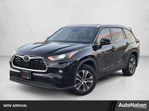 Used 2023 Toyota Highlander XLE image 1