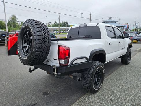 Used 2019 Toyota Tacoma TRD Off-Road AWD/4WD image 5