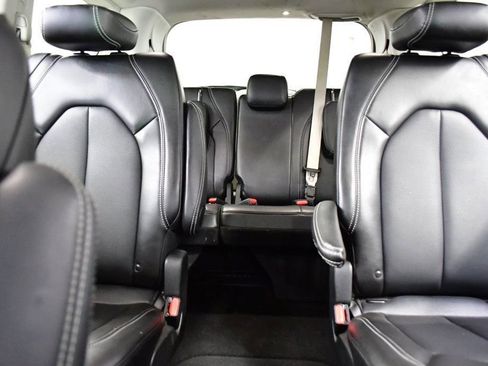 Used 2024 Chrysler Pacifica Touring-L FWD image 13