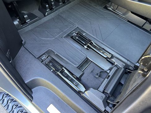 Used 2022 Chevrolet Suburban Z71 w/ Luxury Package AWD/4WD image 29